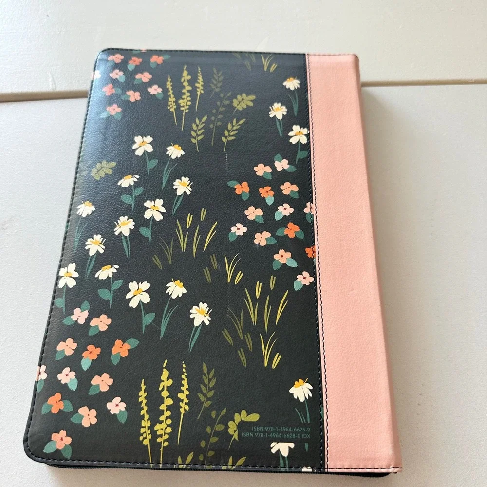Tyndale NLT Thinline Reference Bible Large Print Floral Zippered Never Used Boho